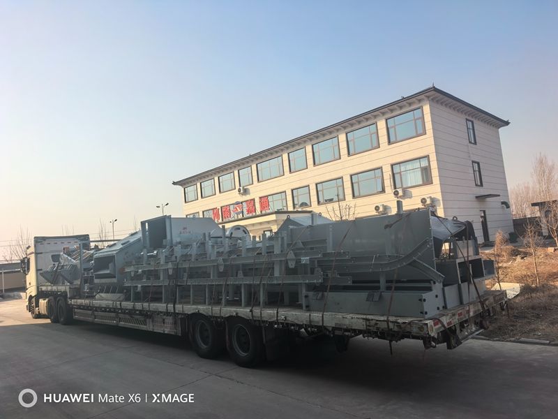 云南订购的环保振动筛和皮带输送机已发货